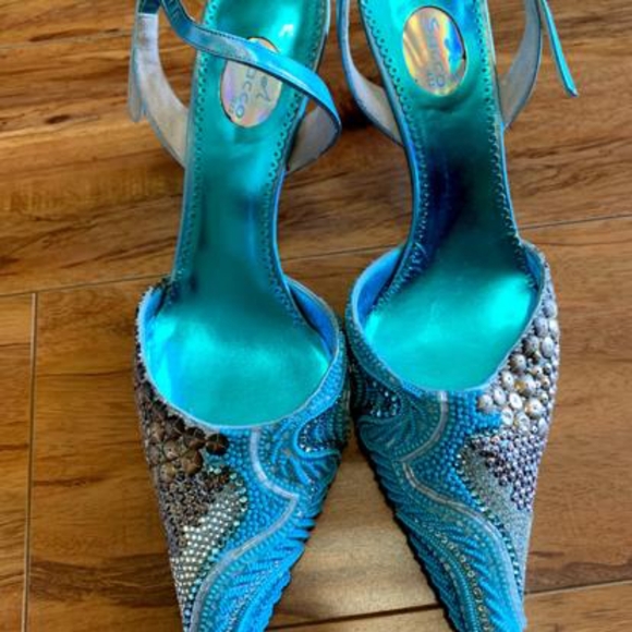 Shoes on the pictures - Picture 3 of 3